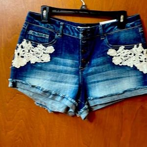 Chic distressed Mudd shortie shorts